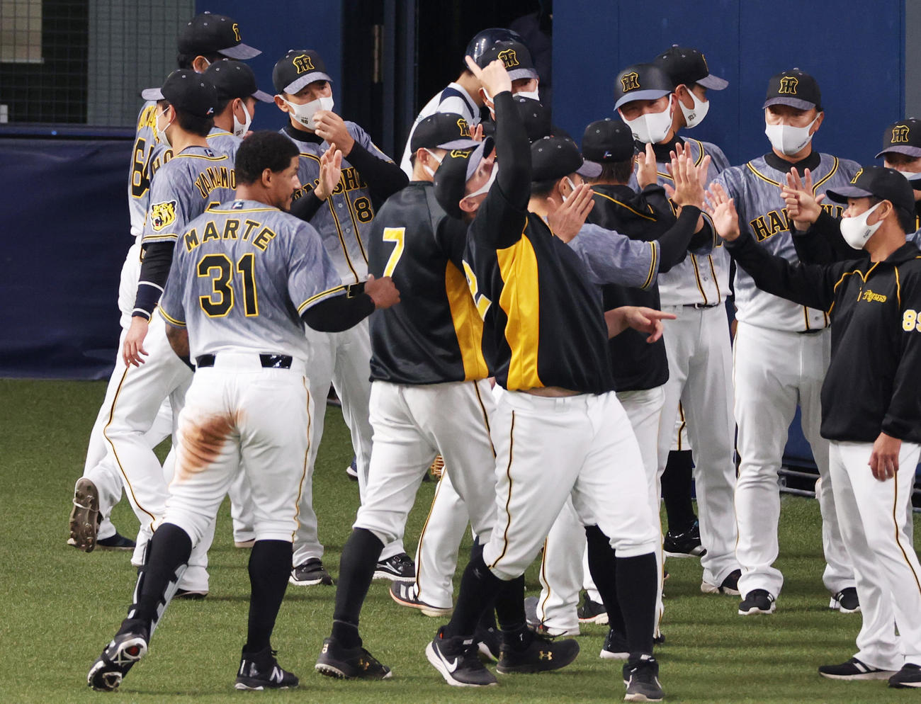 最後のオープン戦を引き分けで終え選手を出迎える矢野耀大監督（中央奥）（撮影・清水貴仁）