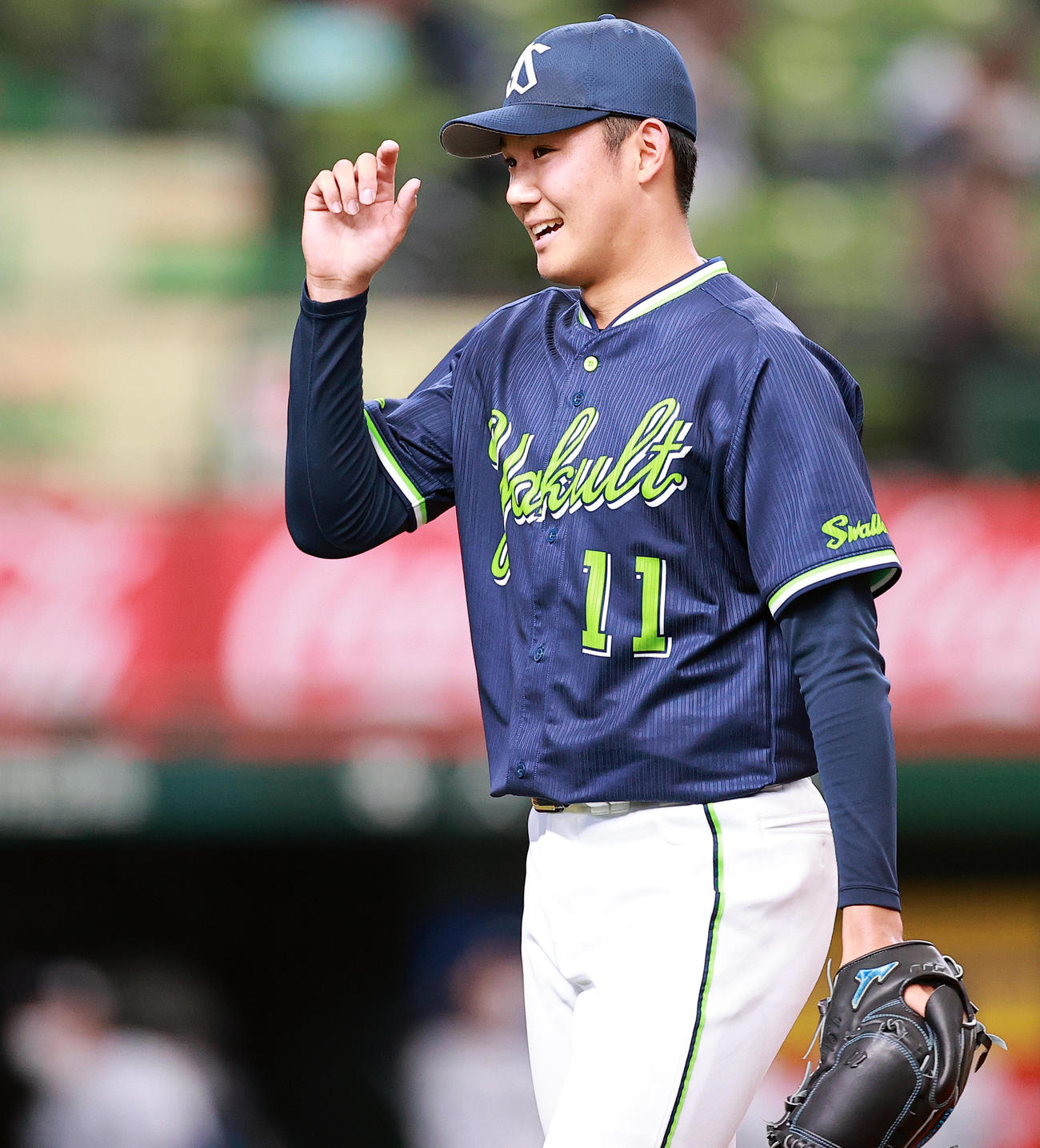 西武対ヤクルト　4回裏西武2死満塁、木村を左飛に仕留め、笑顔を見せる奥川（撮影・浅見桂子）
