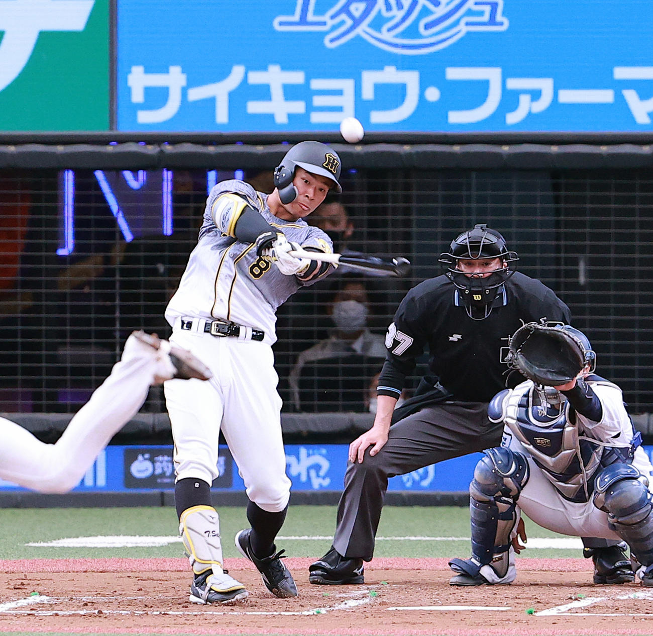 17日西武戦でオープン戦6号を放つ佐藤輝明