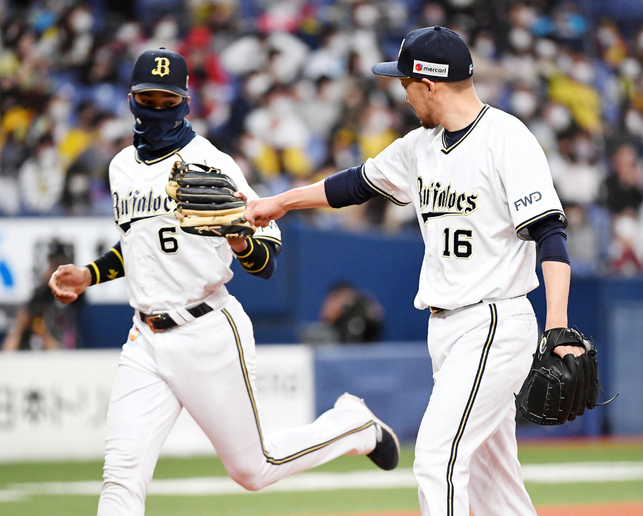 オリックス対阪神　9回表阪神1死、大山の三塁ゴロを好捕したオリックス宗（左）とグラブタッチの平野佳（撮影・前岡正明）
