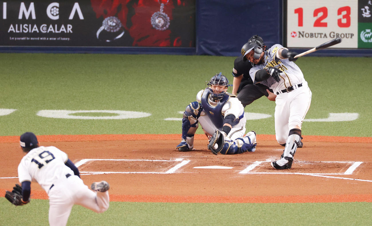 オリックス対阪神　6回表阪神無死、ジェフリー・マルテを空振り三振に仕留めるオリックス山岡泰輔（撮影・清水貴仁）