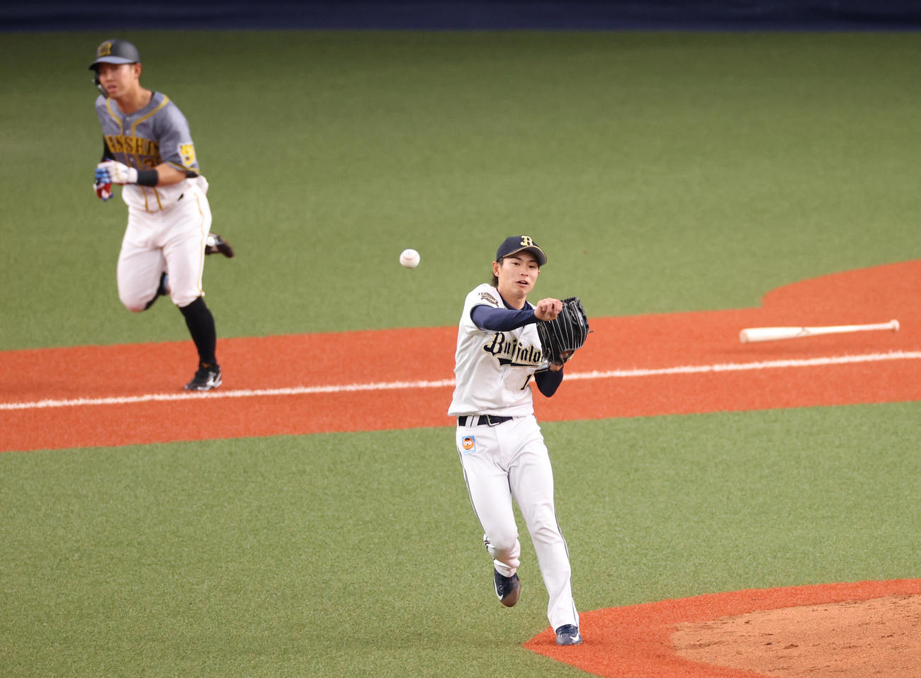 オリックス対阪神　5回表阪神1死一、二塁、糸原健斗を投ゴロ併殺に仕留める山岡泰輔（撮影・清水貴仁）