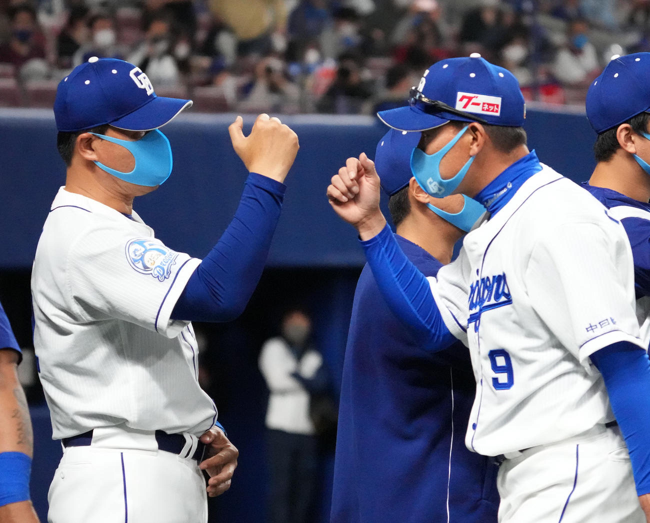 日本ハムに勝利し、福留らを迎える与田監督（撮影・森本幸一）