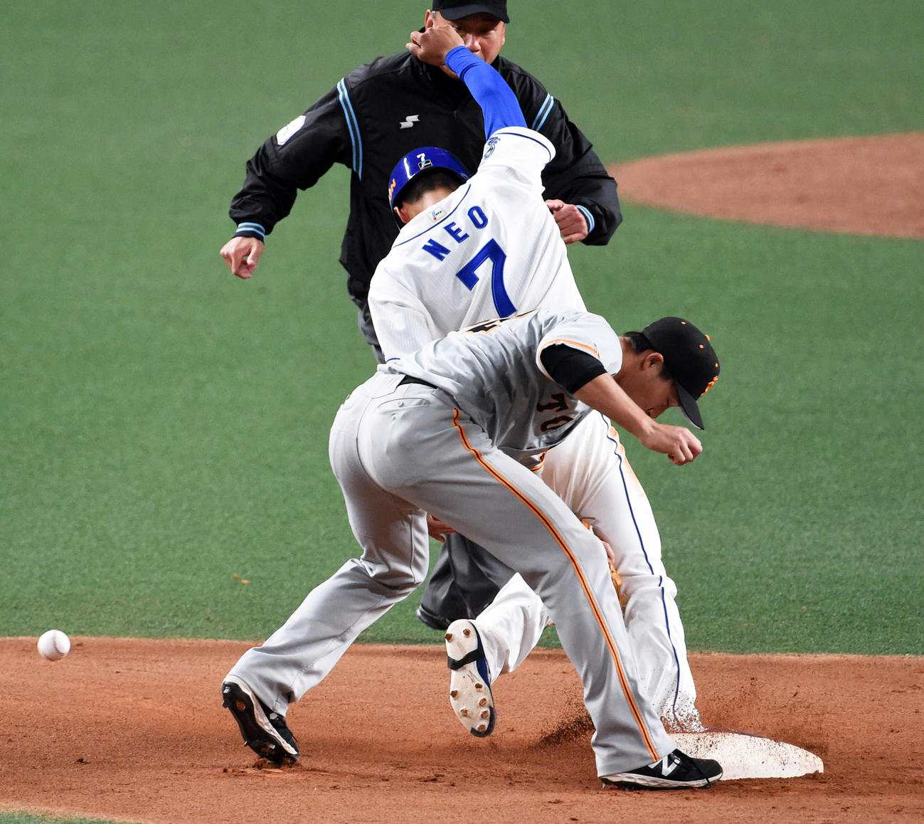 17日巨人戦の6回に盗塁を決める根尾昂