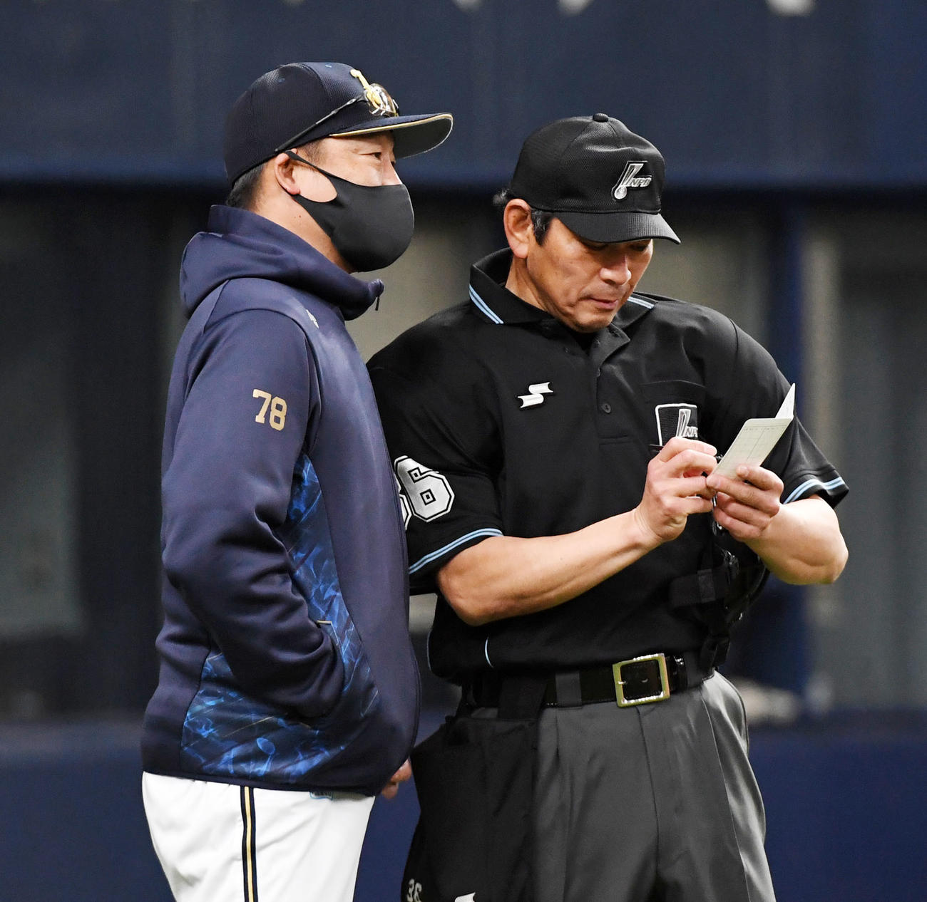 オリックス対阪神　9回、交代を告げる中嶋監督（撮影・前岡正明）