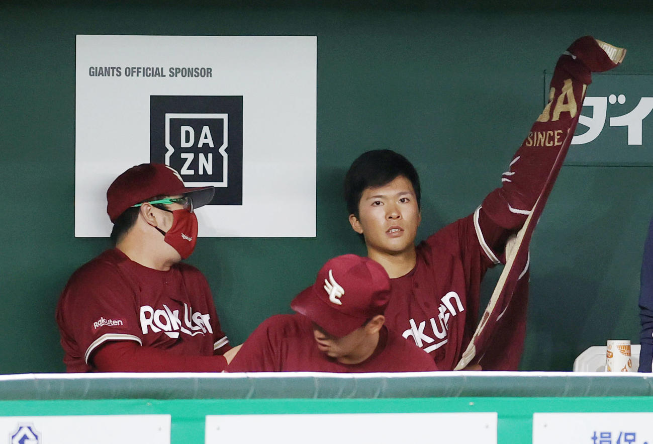 巨人対楽天　2回裏を終え、小山コーチ（左）と話をする早川（撮影・狩俣裕三）