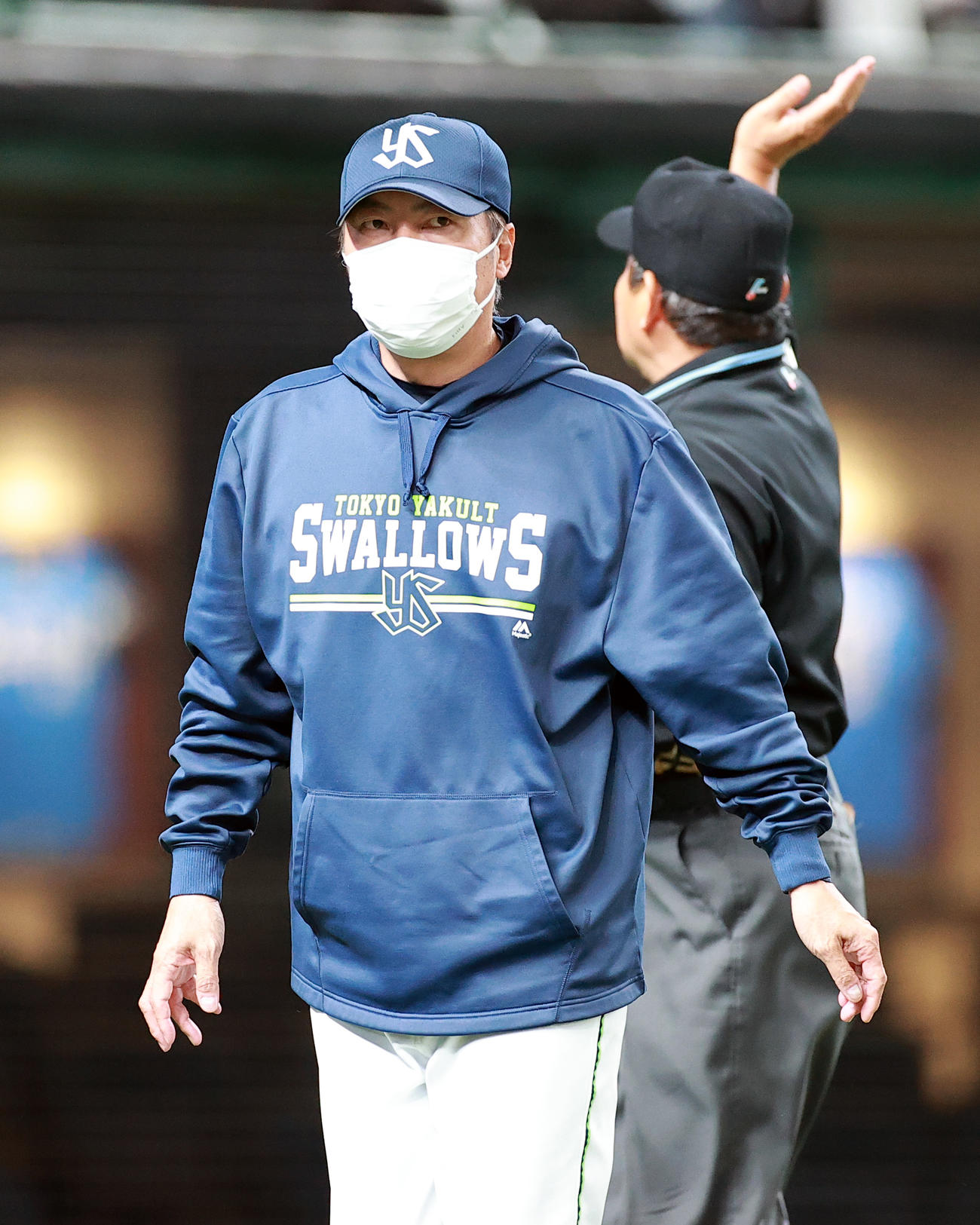 西武対ヤクルト　選手交代を告げたヤクルト高津監督は厳しい表情でベンチに戻る（撮影・浅見桂子）