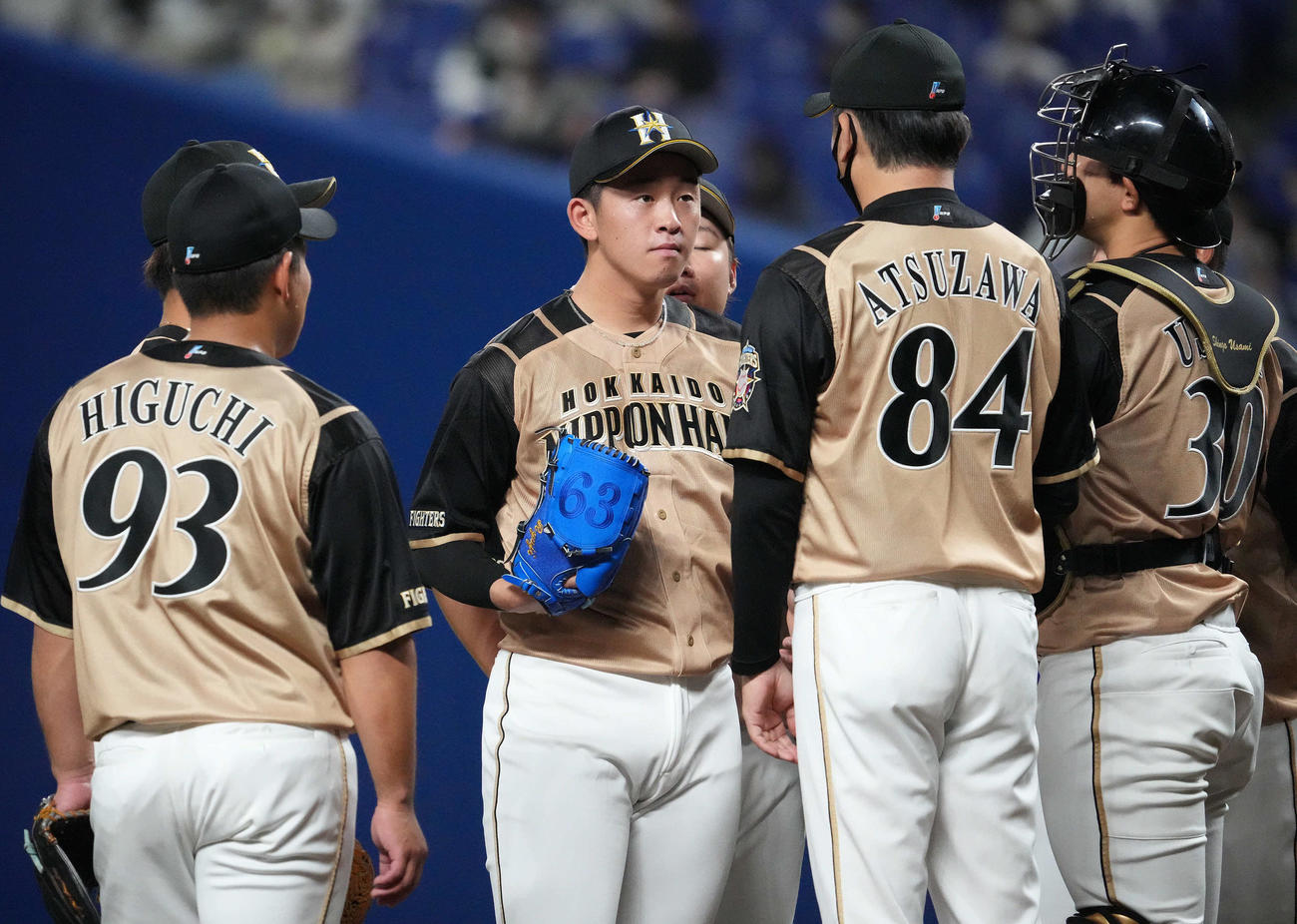 中日対日本ハム　2回裏中日無死一、二塁、北浦（中央）はマウンドで厚沢コーチ（右から2人目）の話を聞く（撮影・森本幸一）