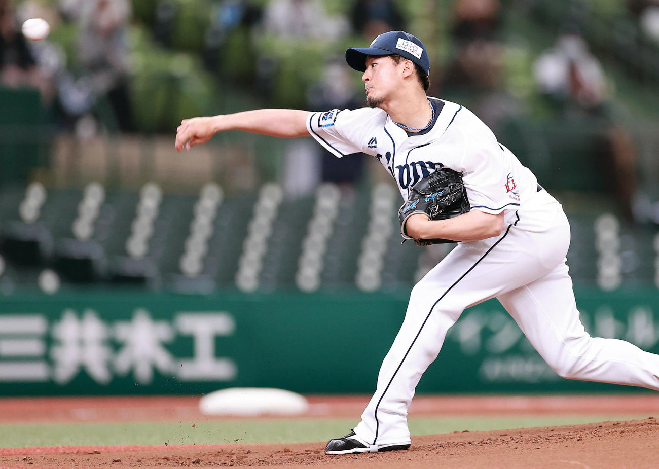 西武対ヤクルト　力投する西武先発の平井（撮影・浅見桂子）
