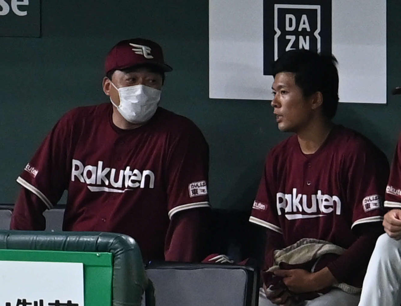 巨人対楽天　5回途中に降板した早川（中央）は石井GM兼監督（左）に声をかけられる（撮影・山崎安昭）