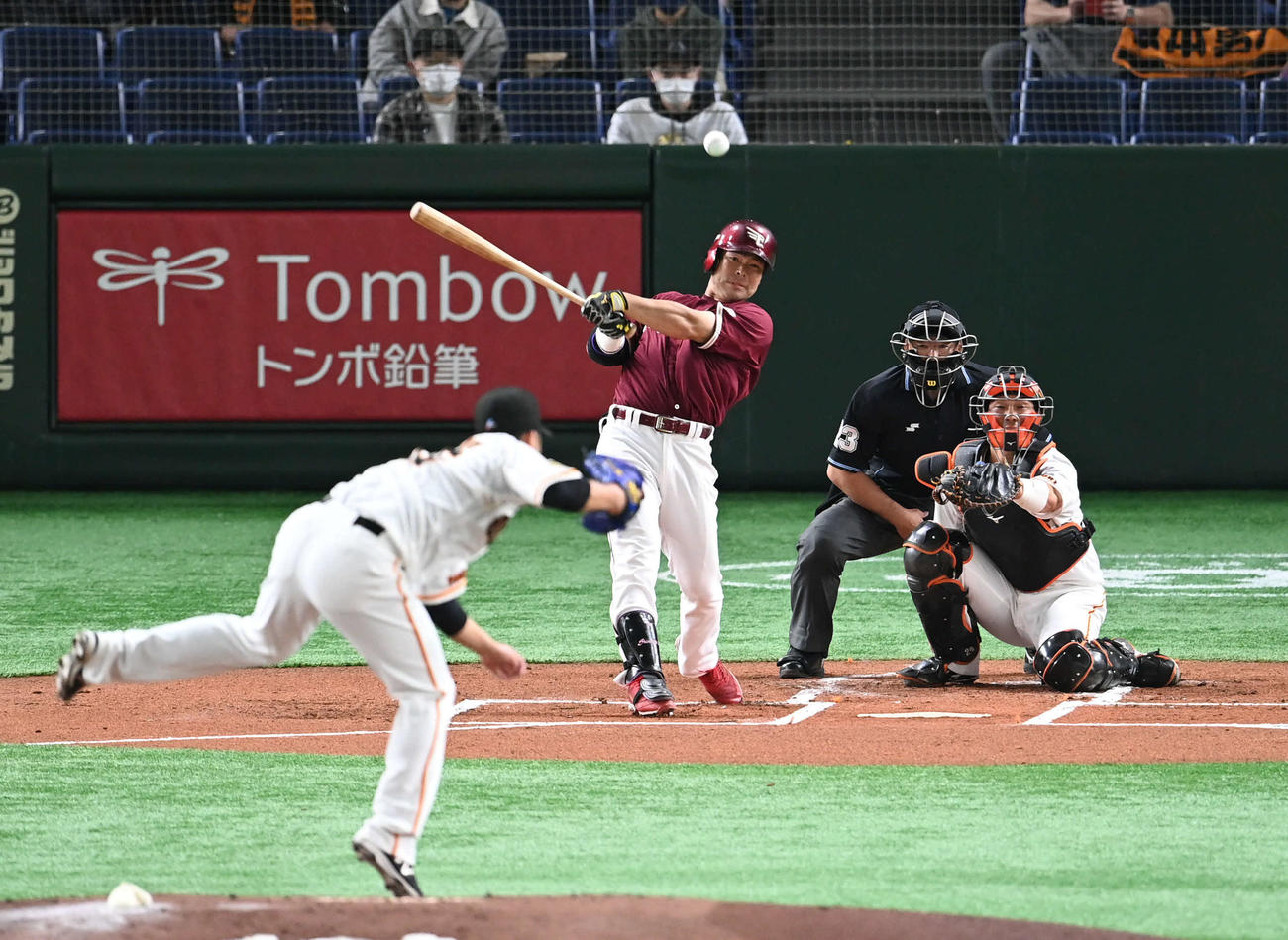巨人対楽天　1回表楽天1死二、三塁、島内は中前適時打を放つ。投手今村（撮影・山崎安昭）