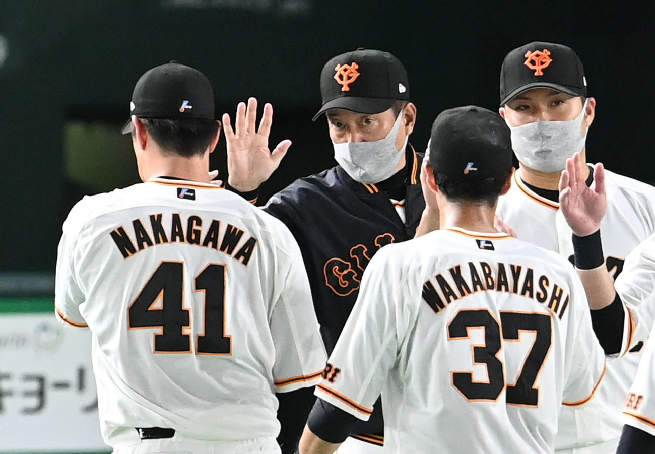 巨人対楽天　勝利した巨人原監督（左から2人目）は中川ら選手とエアタッチ（撮影・山崎安昭）