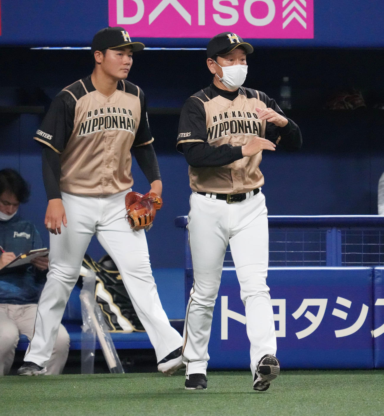 中日対日本ハム　7回表日本ハム攻撃終了、選手交代を告げる栗山英樹監督（右）（撮影・森本幸一）