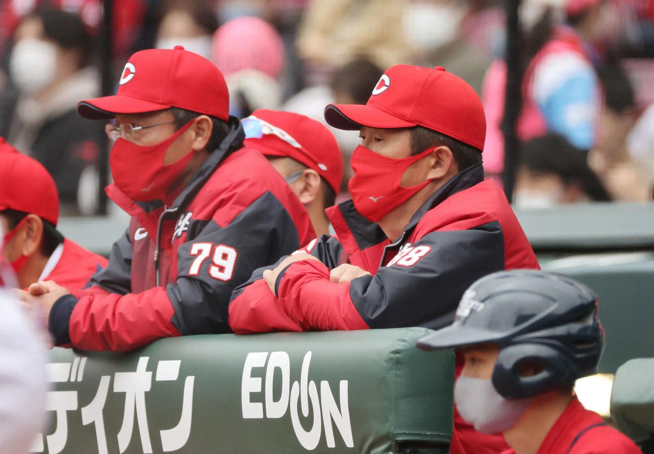 広島対ソフトバンク　ベンチの佐々岡監督（右）と河田ヘッドコーチ（左）（撮影・加藤孝規）