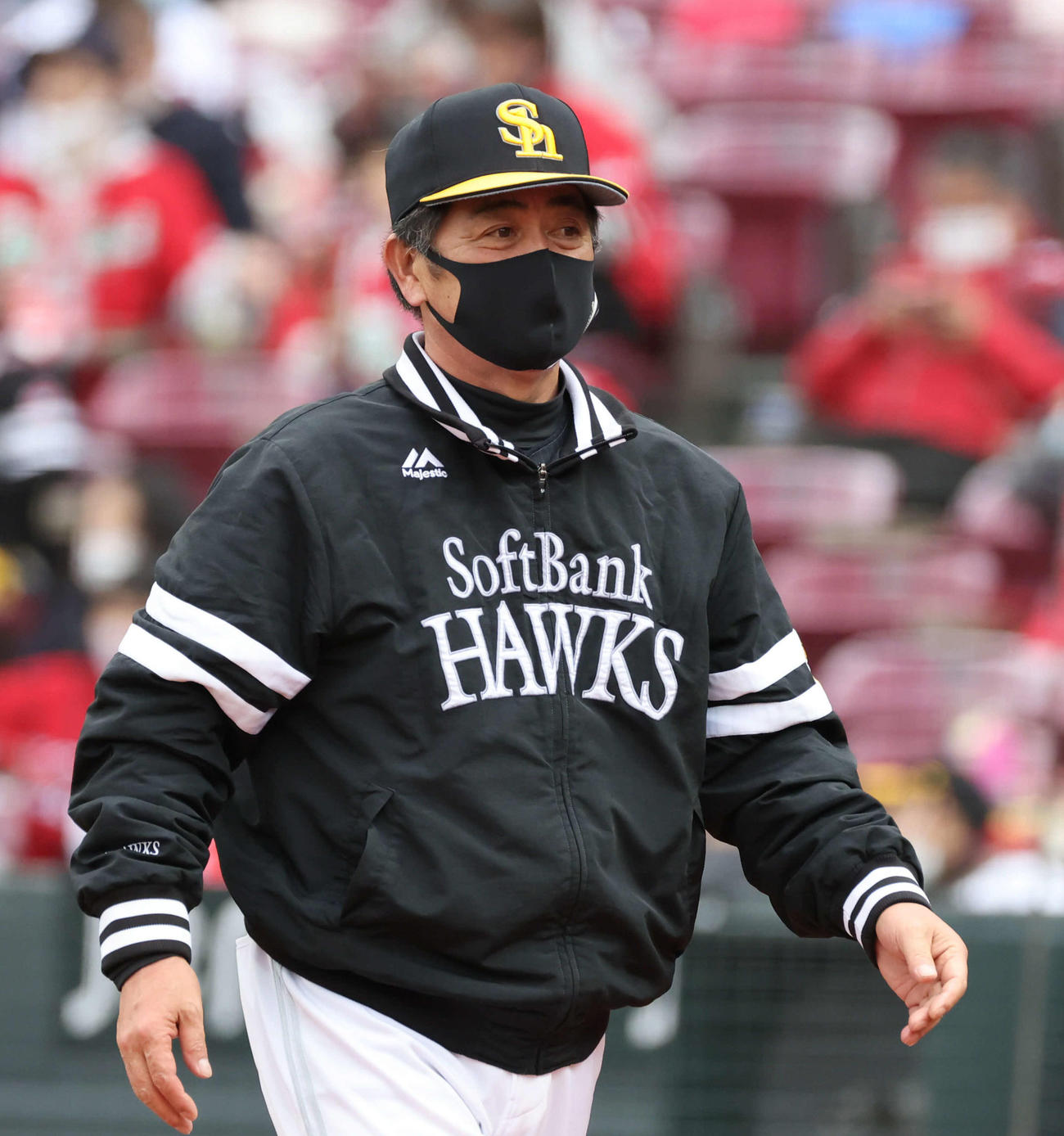 広島対ソフトバンク　5回裏広島、交代を告げた工藤監督（撮影・加藤孝規）