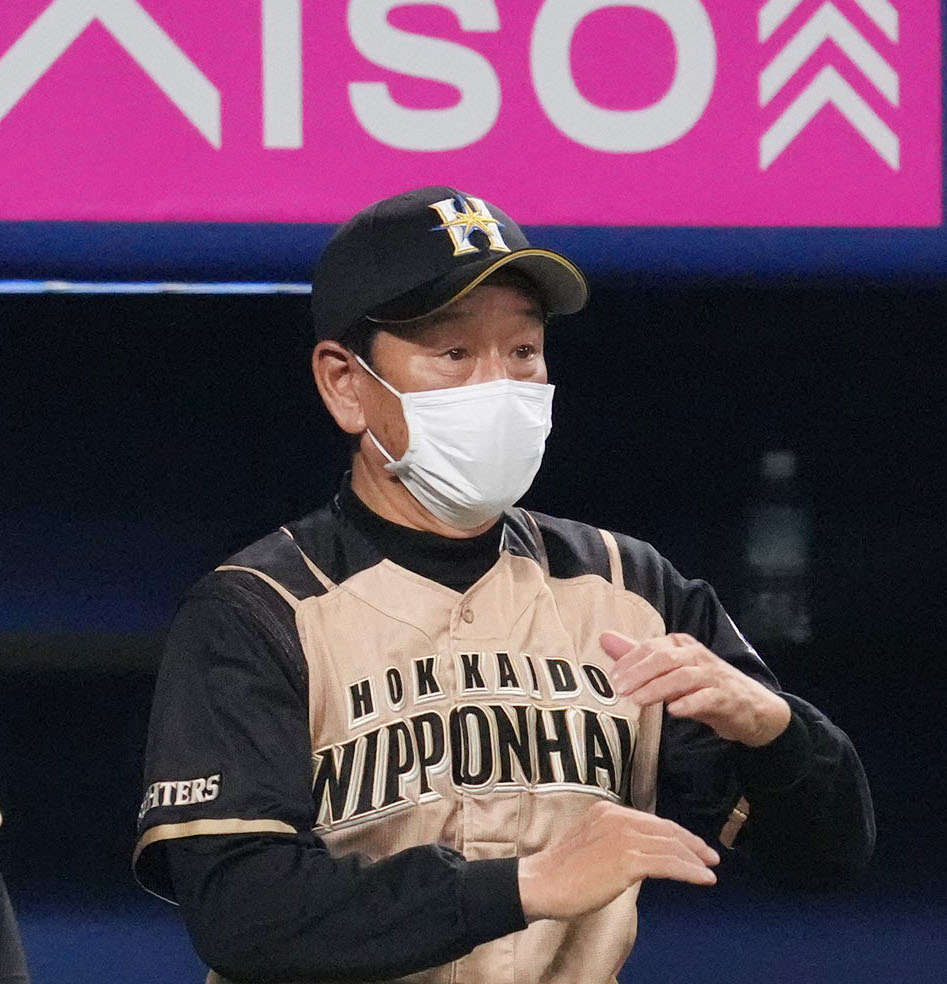 中日対日本ハム　7回表日本ハム攻撃終了、選手交代を告げる栗山英樹監督（撮影・森本幸一）