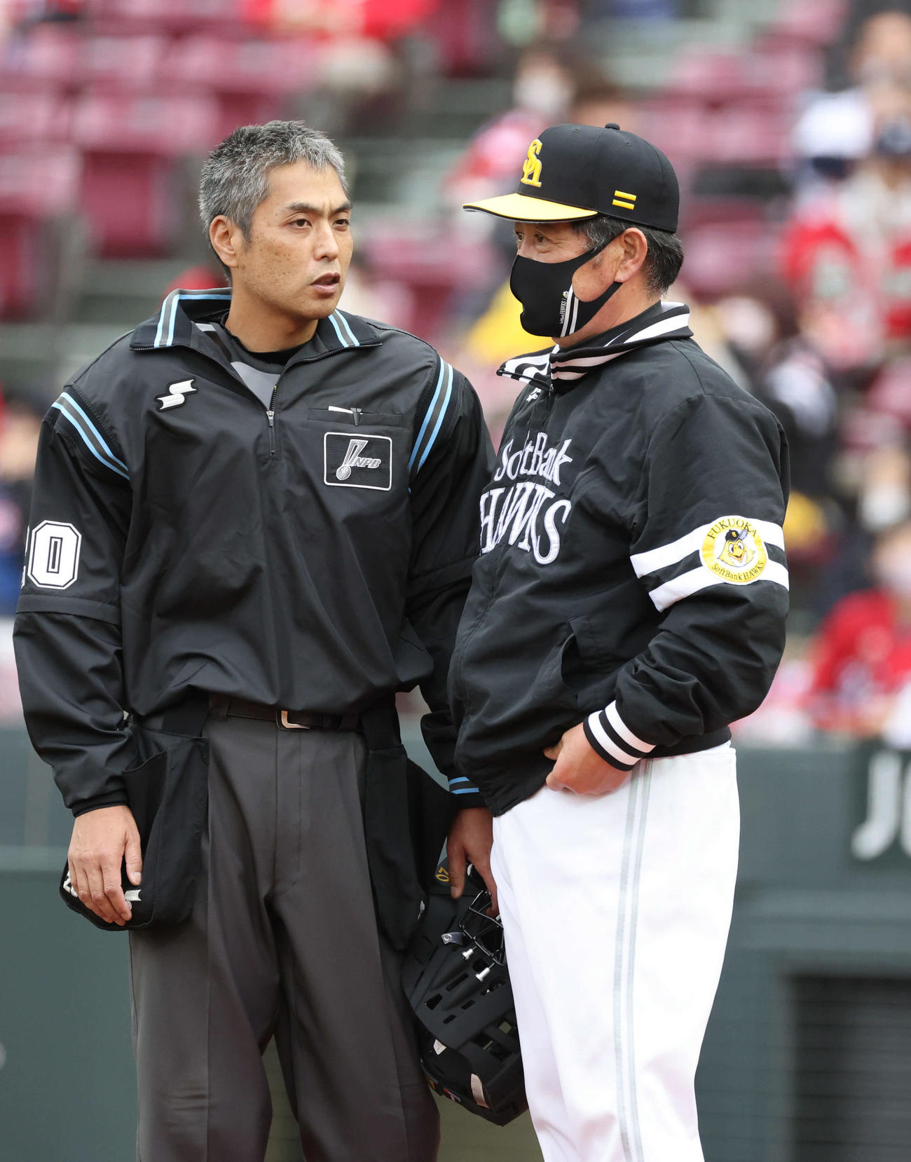 プロ野球オープン戦広島対ソフトバンク　5回裏広島、交代を告げる工藤監督（撮影・加藤孝規）