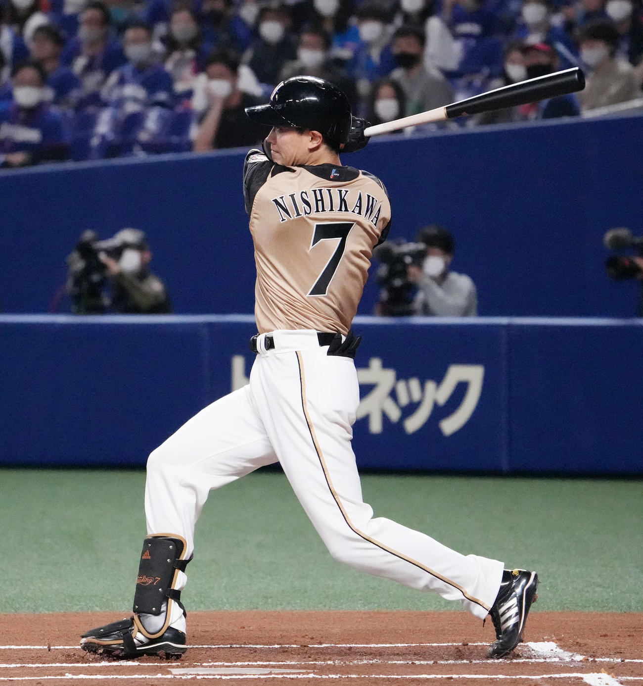 中日対日本ハム　1回表日本ハム無死、右中間へ二塁打を放った西川遥輝（撮影・森本幸一）