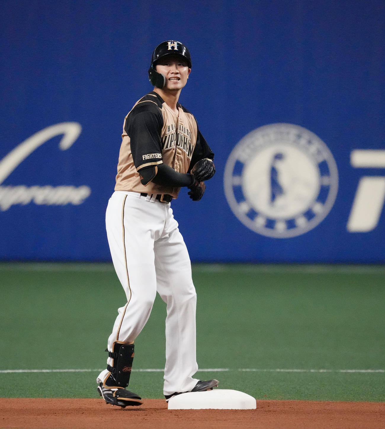 中日対日本ハム　1回表日本ハム無死、右中間へ二塁打を放った西川遥輝（撮影・森本幸一）