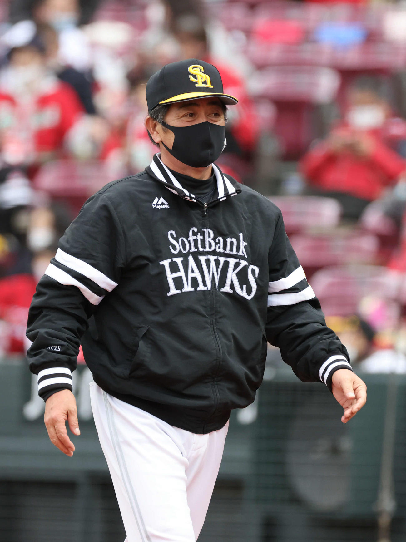 広島対ソフトバンク　5回裏広島、交代を告げた工藤監督（撮影・加藤孝規）