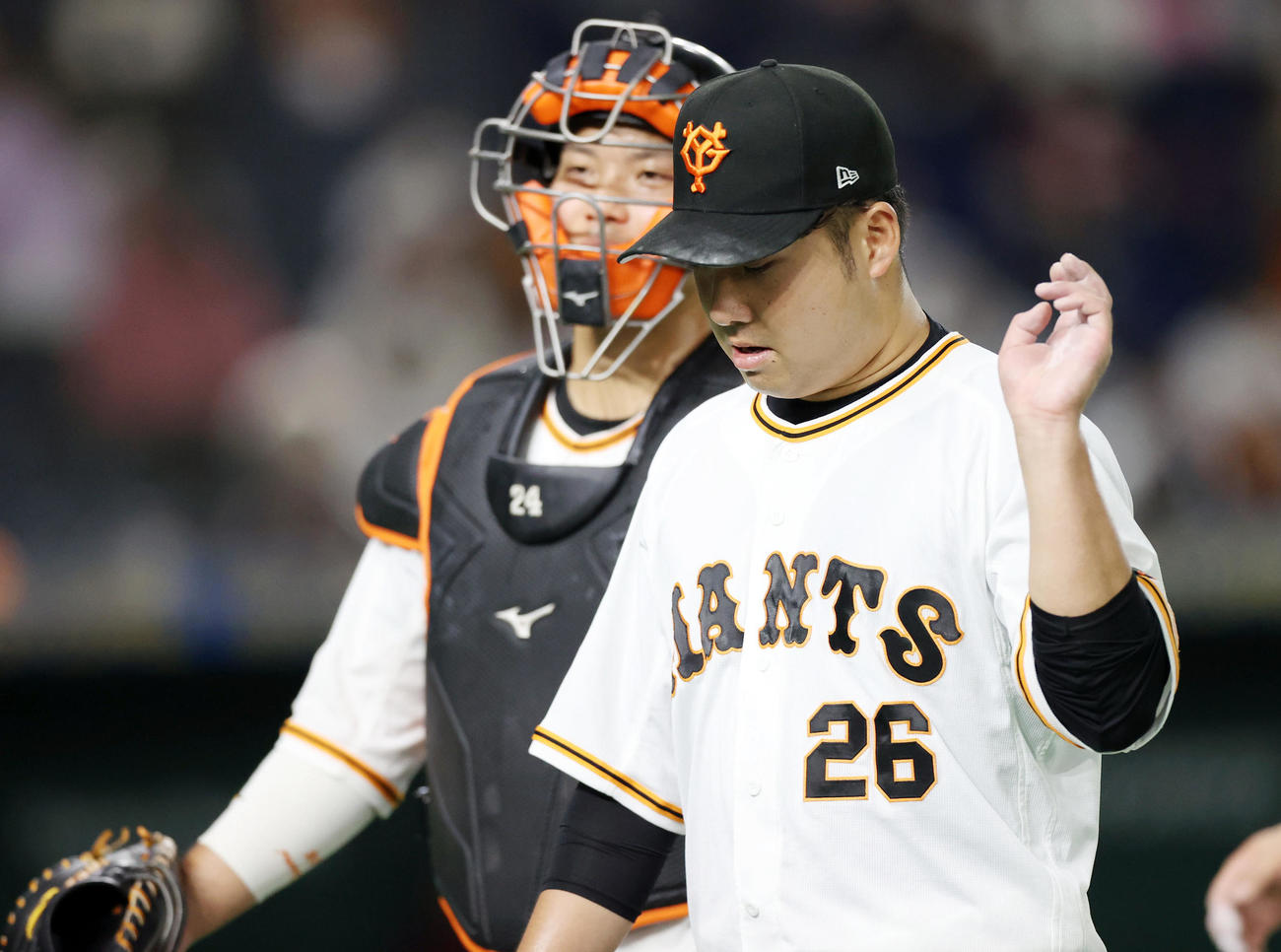 巨人対楽天　3回表を終え、大城（後方）といっしょにベンチに戻る今村（撮影・狩俣裕三）