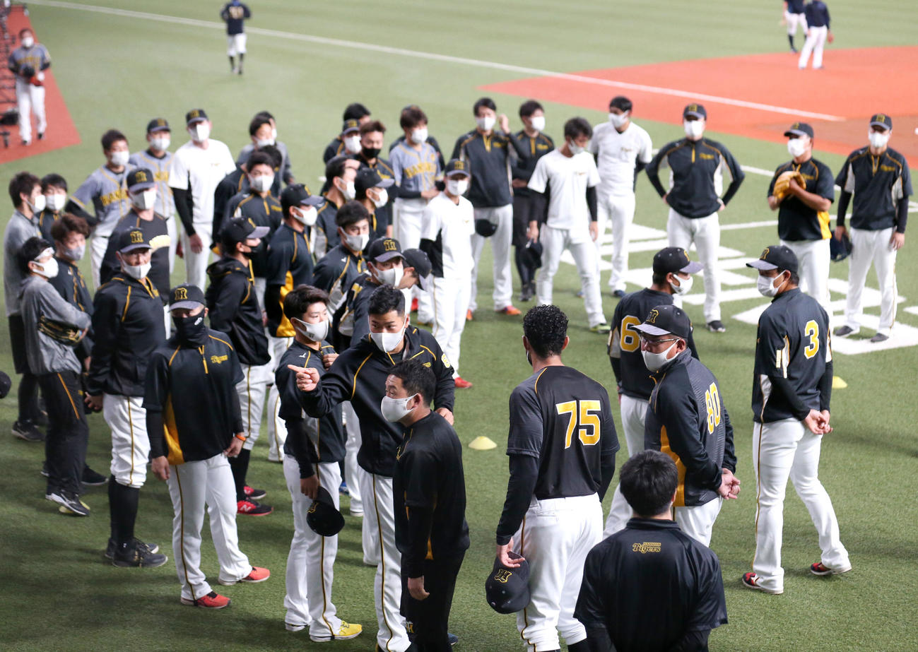 オリックス対阪神　試合前、チームの輪の中で、指をさす佐藤輝（撮影・上山淳一）