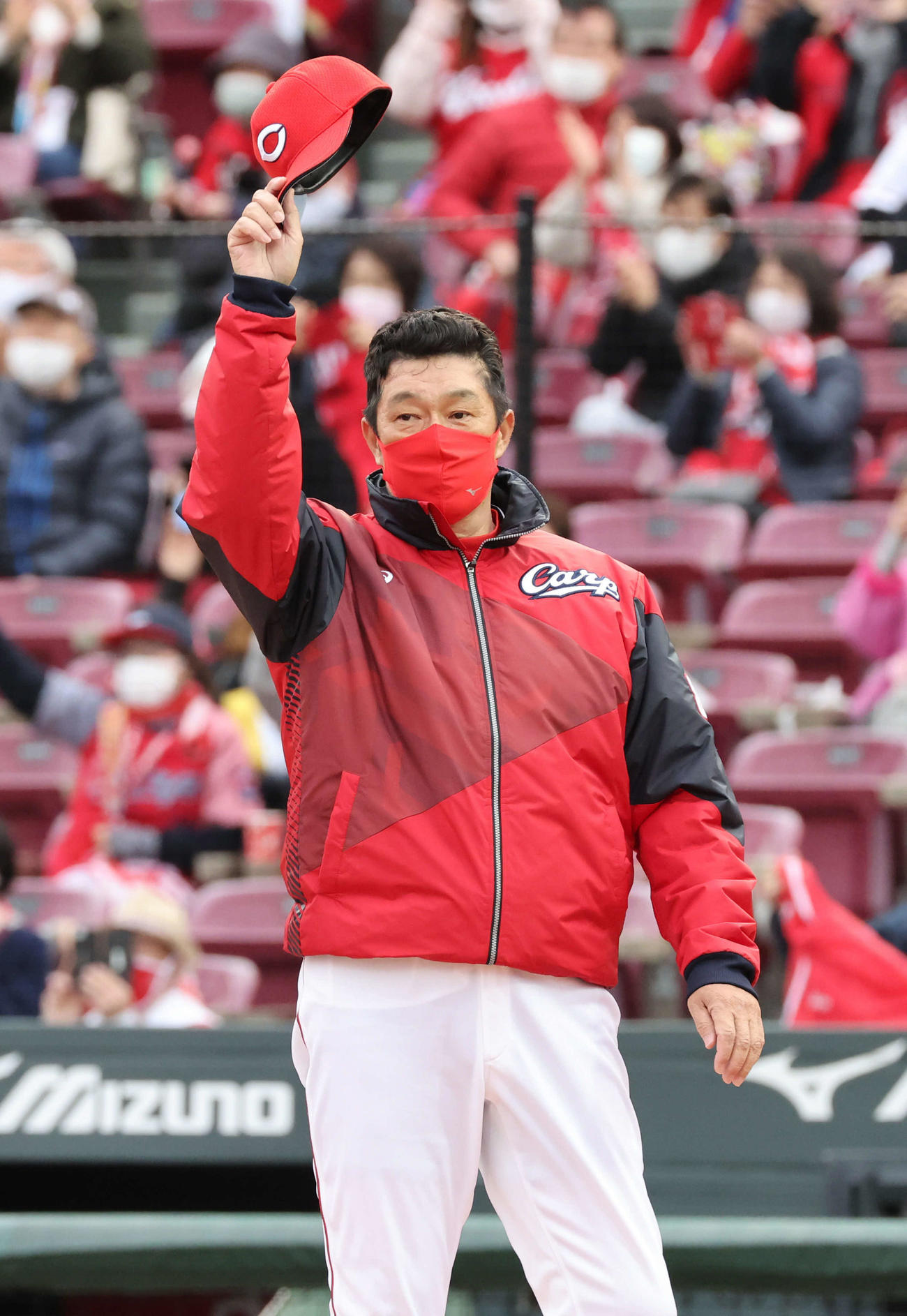 広島対ソフトバンク　ファンの声援に応える佐々岡監督（撮影・加藤孝規）