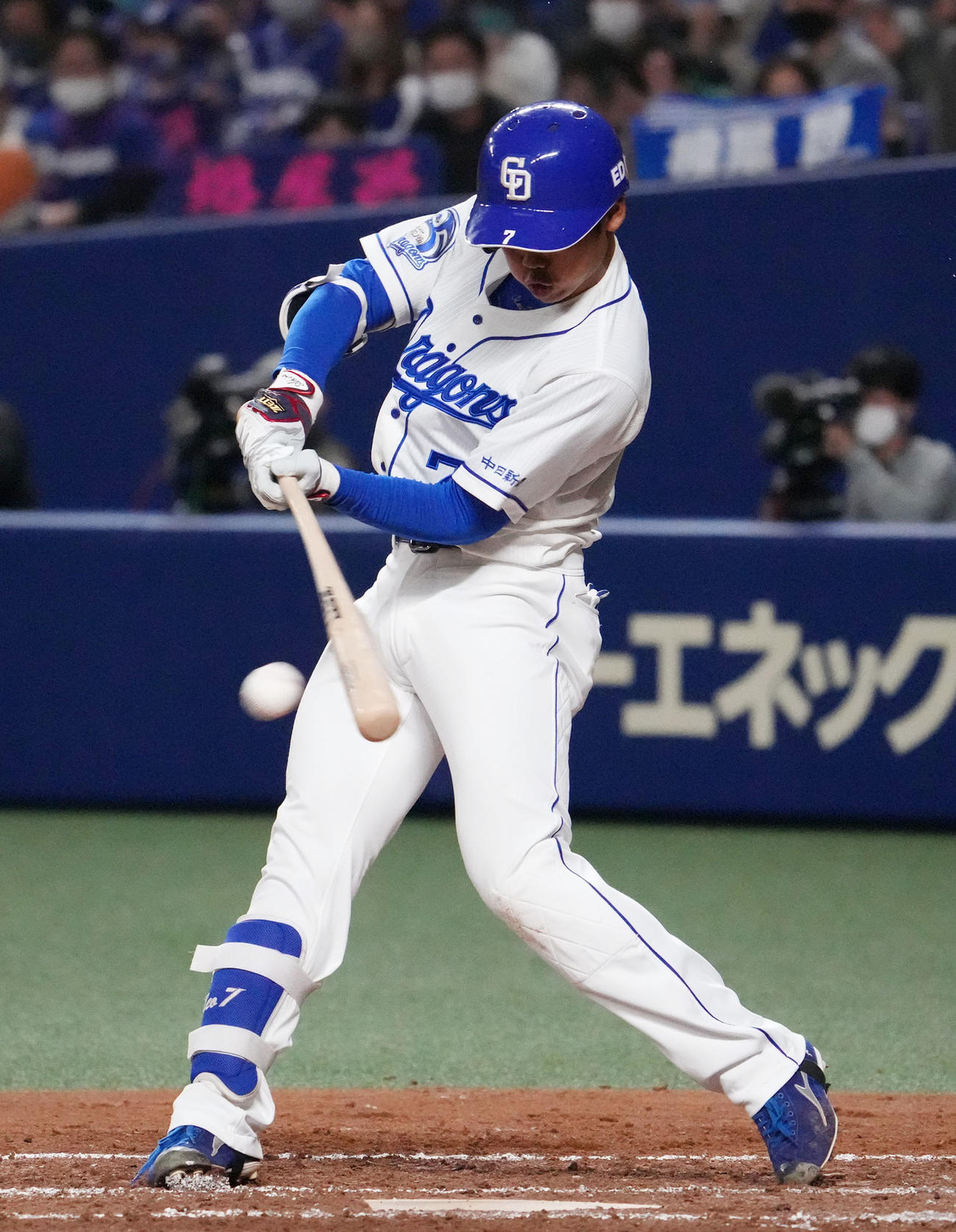 中日対日本ハム　4回裏中日無死、遊撃内野安打を放った根尾昂（撮影・森本幸一）