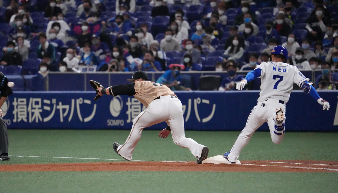 中日対日本ハム　4回裏中日無死、根尾は遊安打で一塁に駆け込む（撮影・森本幸一）