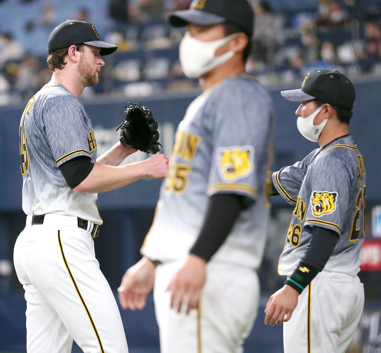 オリックス対阪神　阪神ガンケル（左）は5回を3者凡退に抑えベンチの出迎えを受ける（撮影・上山淳一）