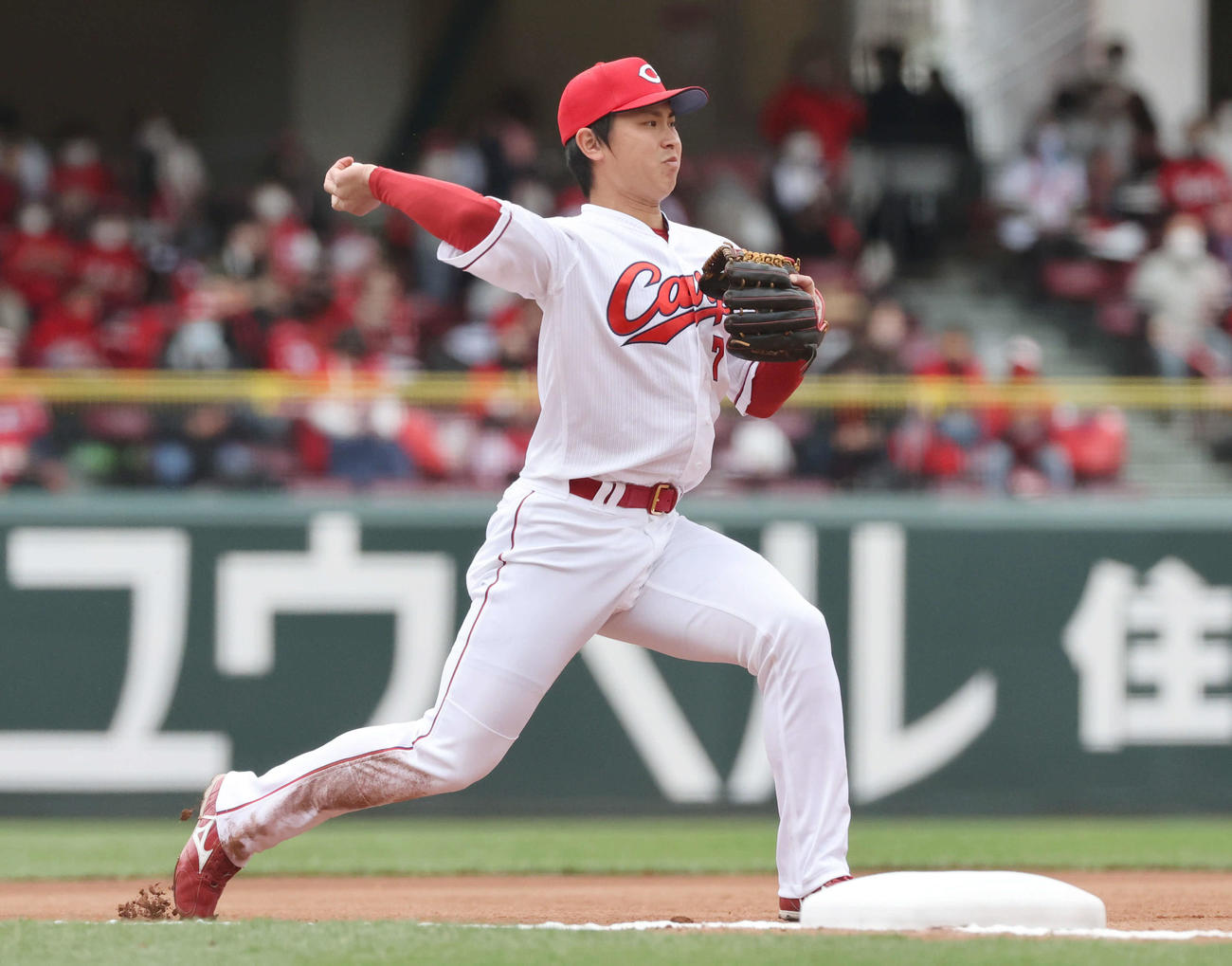 プロ野球オープン戦広島対ソフトバンク　1回表ソフトバンク1死、今宮の打球を処理する広島堂林（撮影・加藤孝規）
