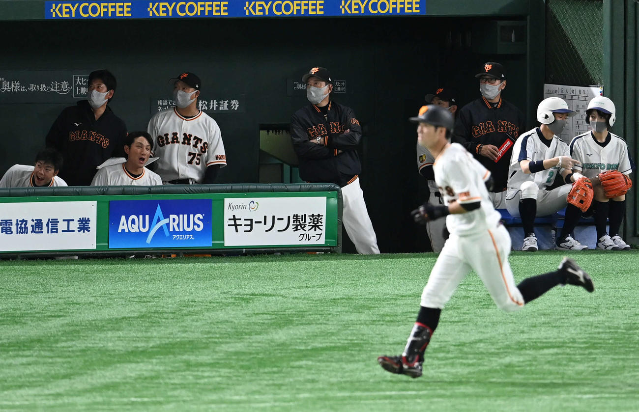 巨人対楽天　7回裏巨人1死、原監督（中央）は若林の右越えソロ本塁打を見つめる（撮影・山崎安昭）