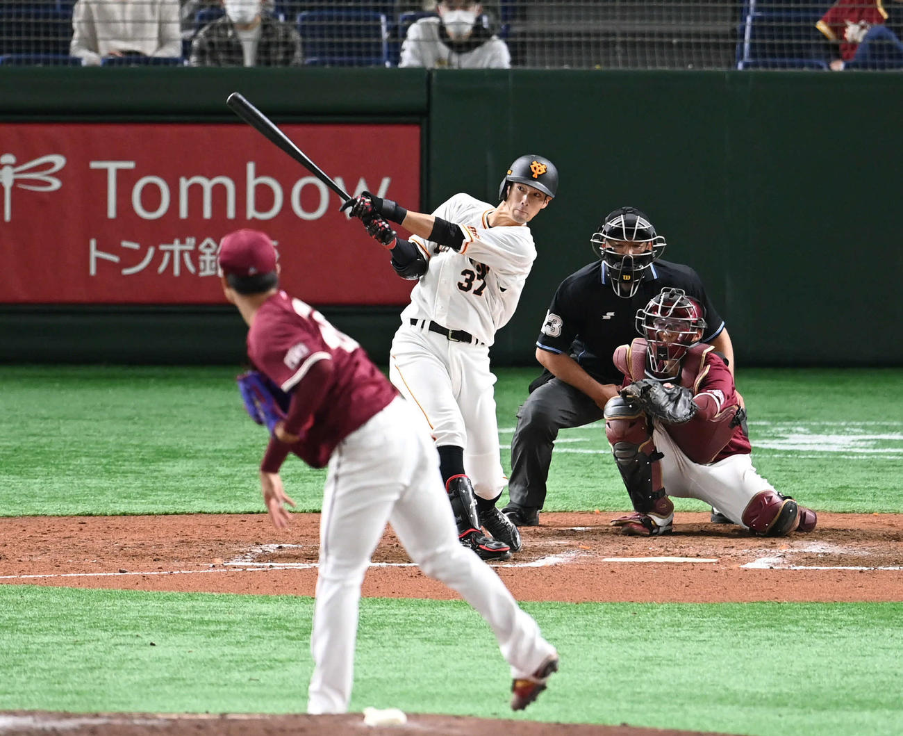 巨人対楽天　7回裏巨人1死、若林は右越えソロ本塁打を放つ。投手内間（撮影・山崎安昭）