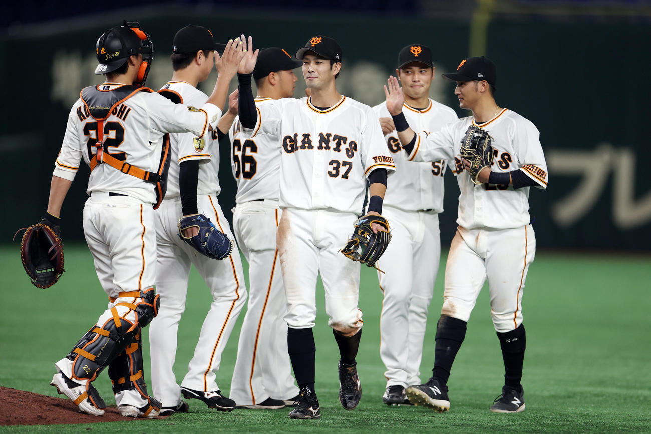 巨人対楽天　試合後、健闘を分かち合う若林（中央）ら巨人ナイン（撮影・狩俣裕三）