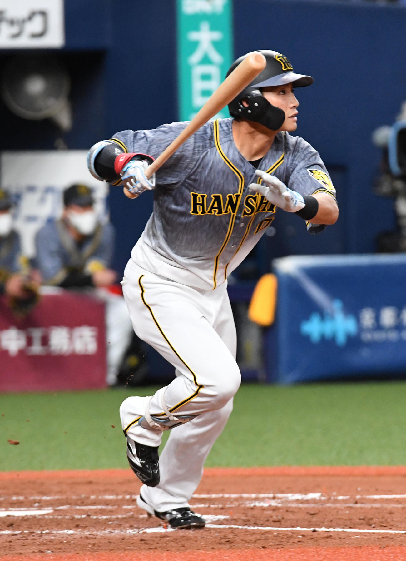 オリックス対阪神　5回表阪神1死二塁、木浪は右越え同点適時二塁打を放つ（撮影・前岡正明）
