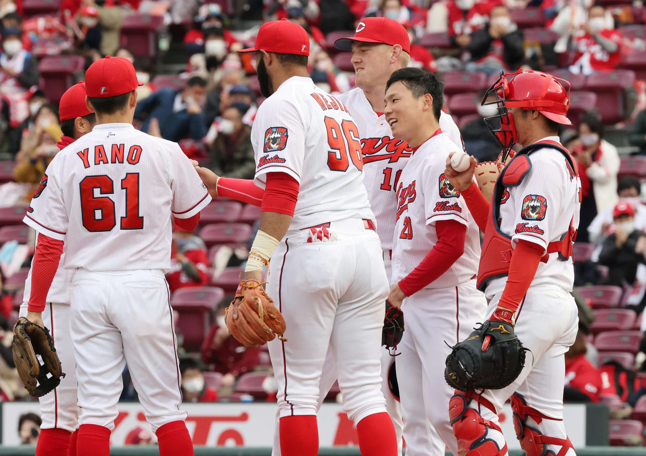 9回表ソフトバンク2死満塁、ピンチをしのいだ栗林（右から2人目）は、ナインの祝福を受ける（撮影・加藤孝規）