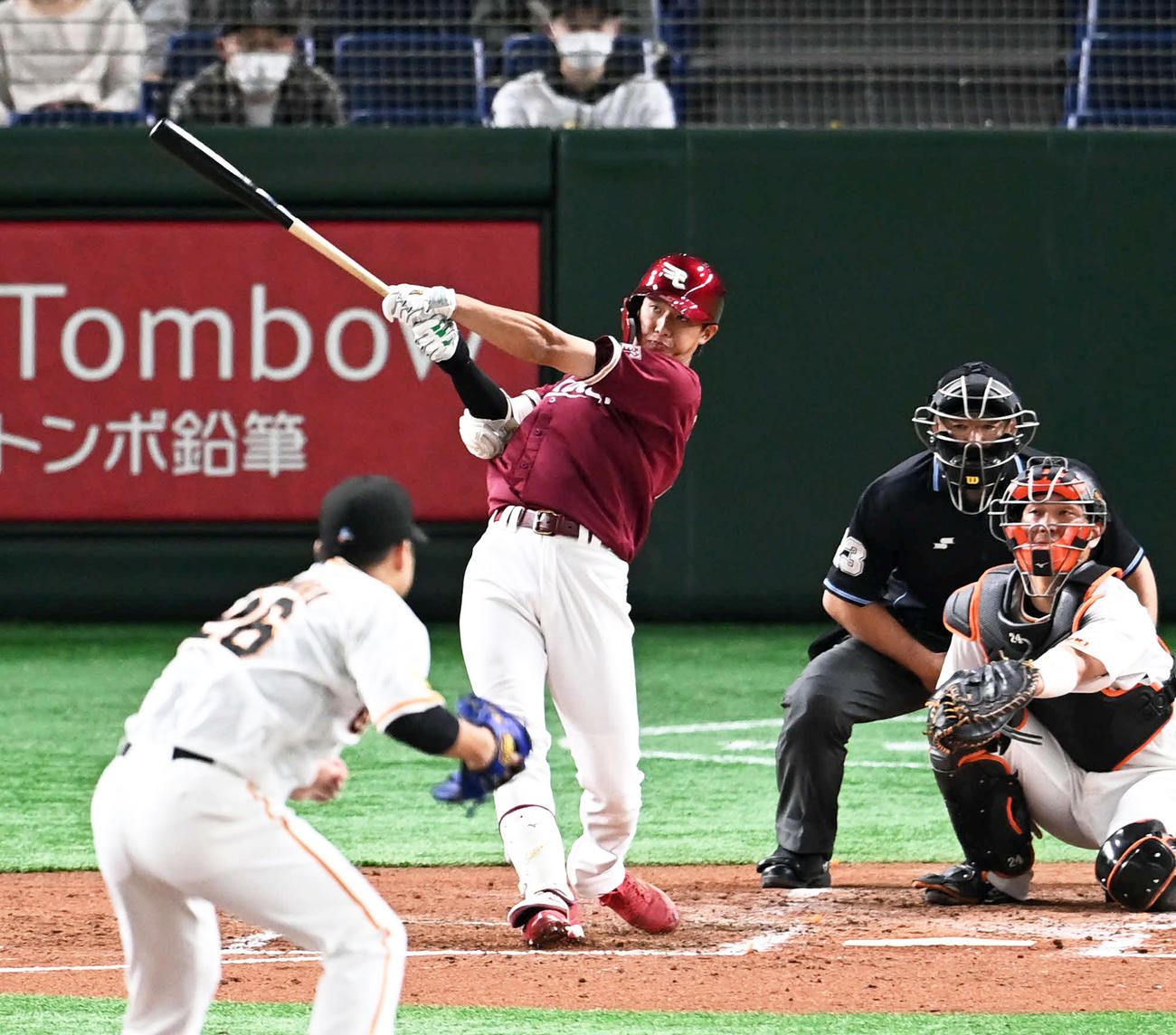 2回表楽天1死、辰己は右越えソロ本塁打を放つ。投手今村（撮影・山崎安昭）