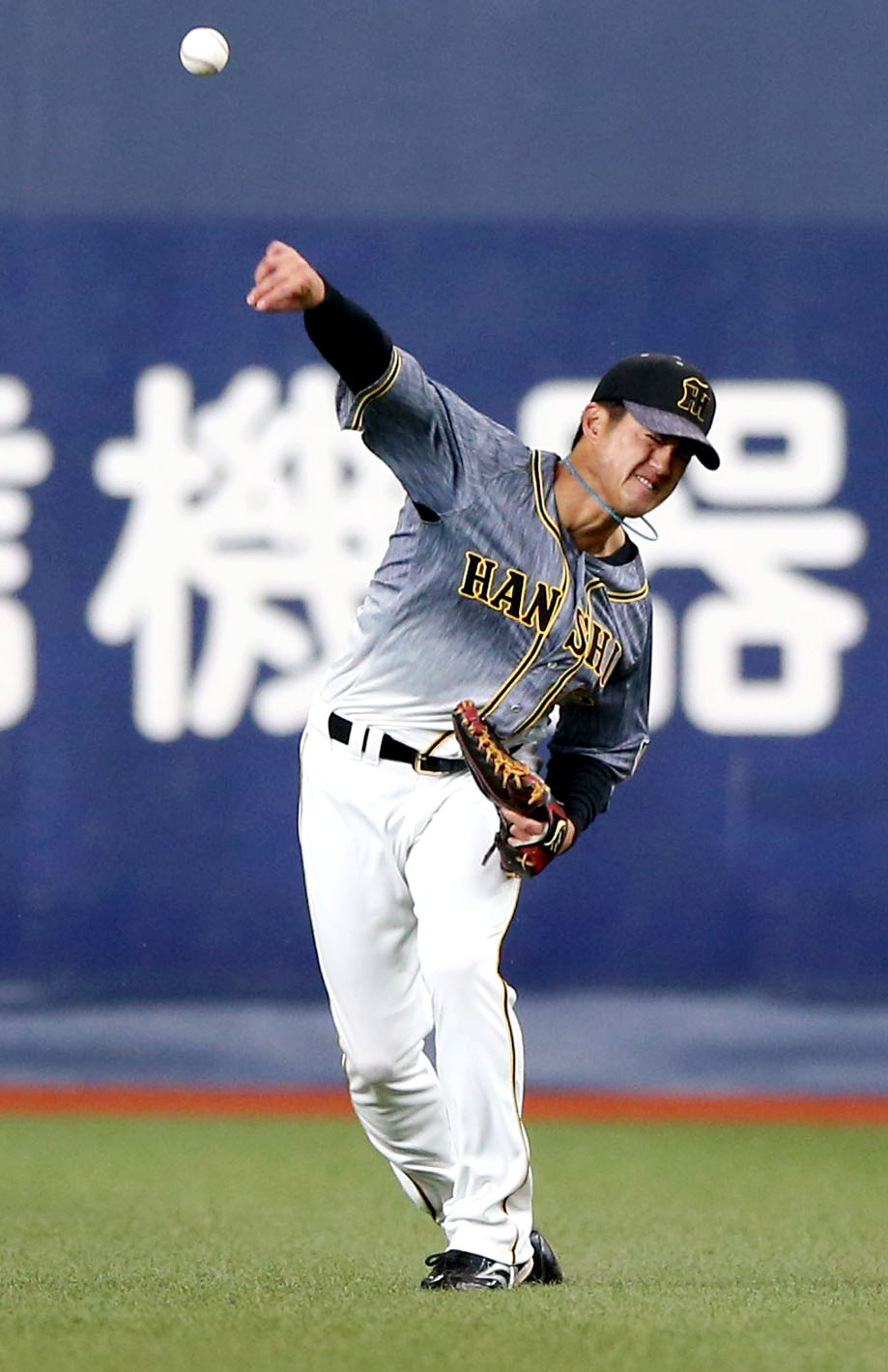 オリックス対阪神　3回裏オリックス2死一塁、板山は宗の右前打三進を狙った一走佐野皓を刺す（撮影・上山淳一）