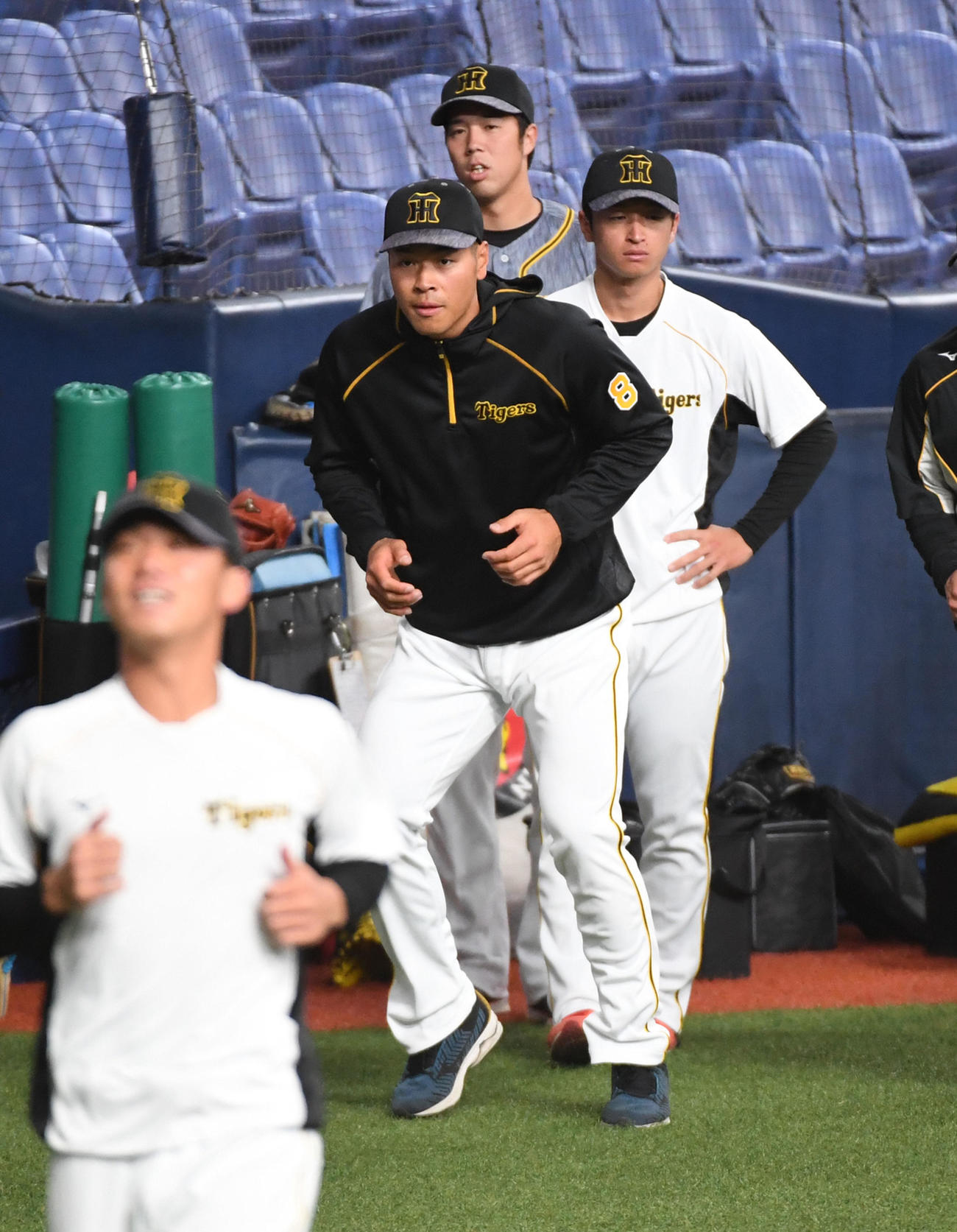 試合前練習を行う佐藤輝（撮影・前岡正明）