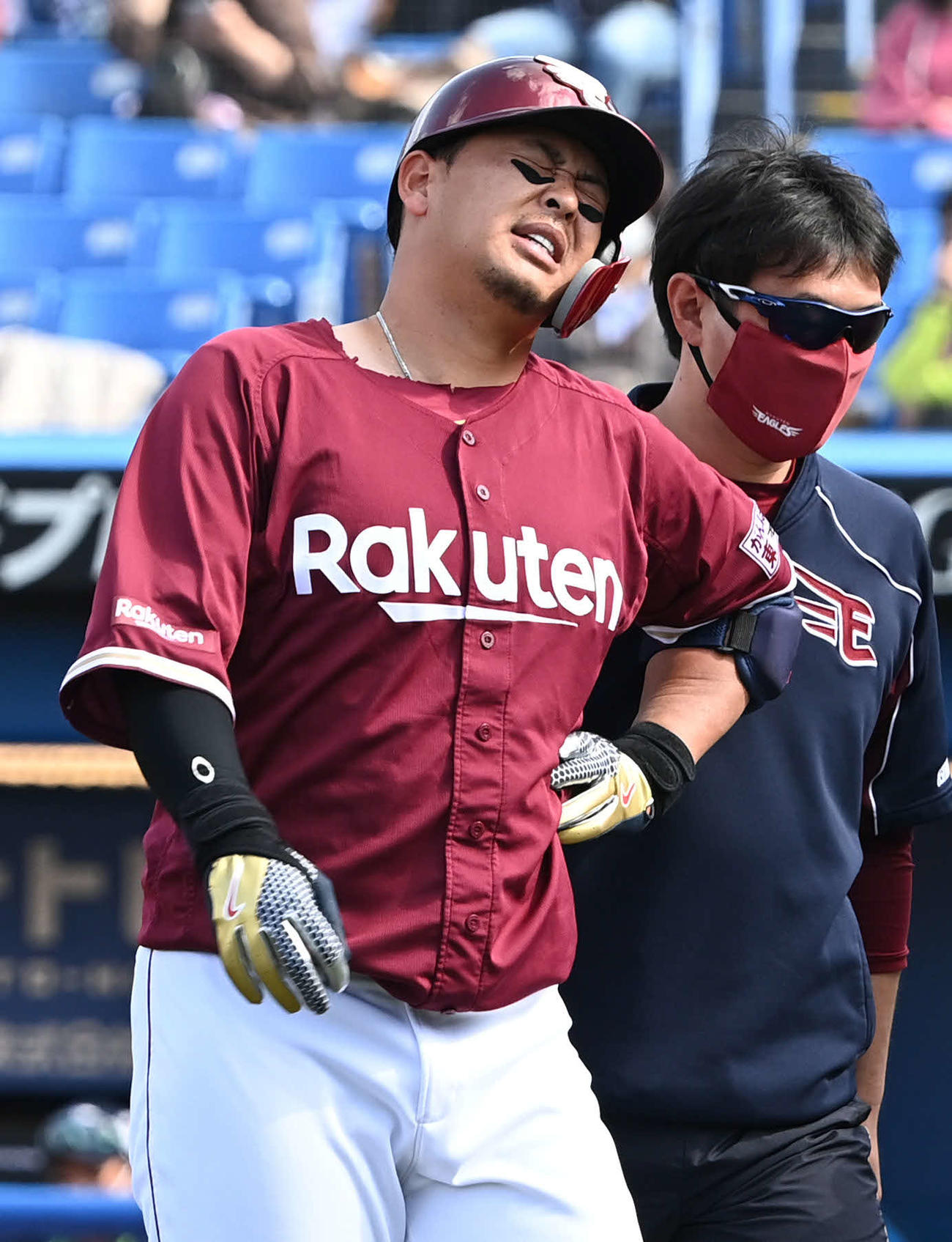 19日ヤクルト戦で左脇腹に死球を受け痛がる浅村