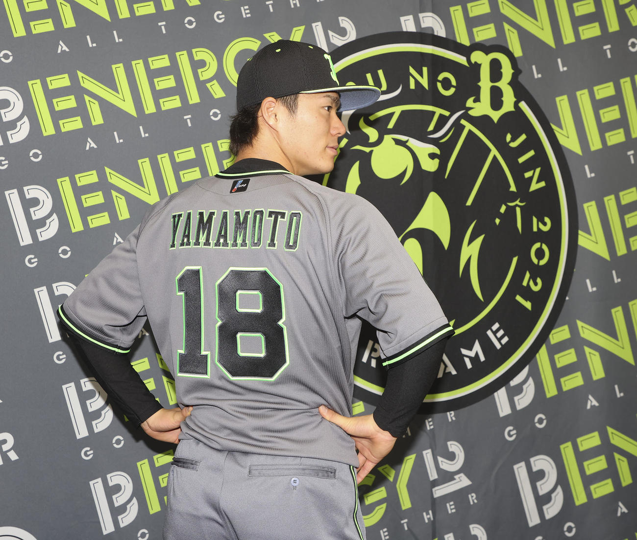 山本由伸は「Bs夏の陣2021」ユニホームを着てポーズを決める