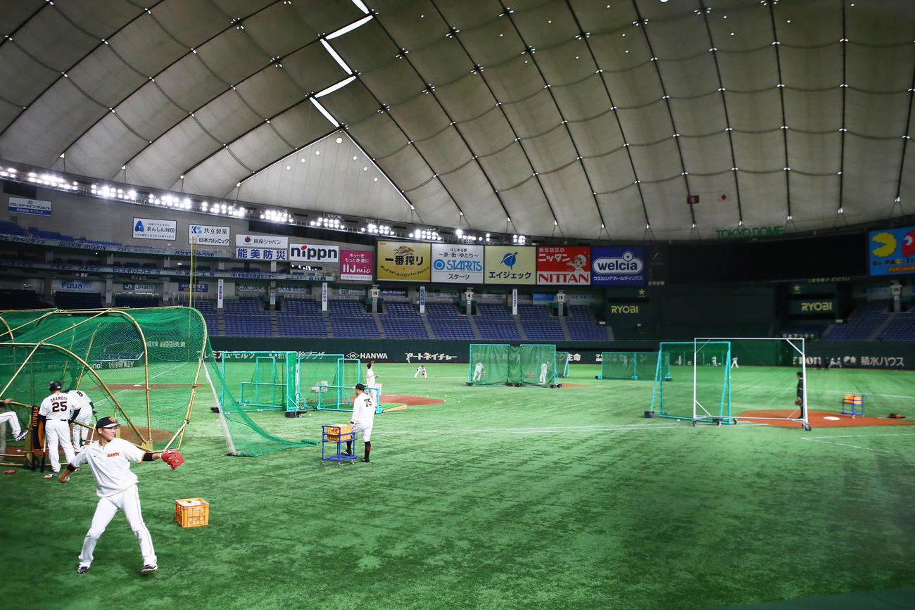 東京ドームで調整する坂本（左）ら巨人ナイン（撮影・足立雅史）