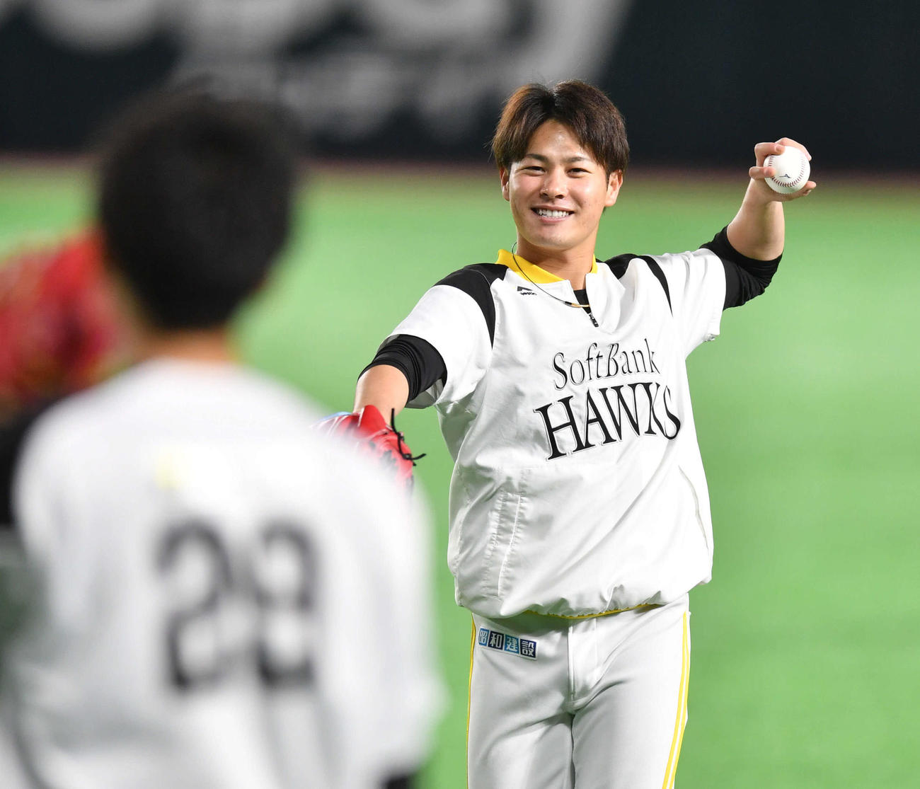 石川（手前）と談笑しながらキャッチボールを行う笠谷（撮影・岩下翔太）