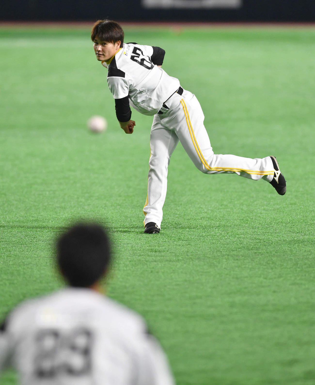 キャッチボールで座って構える石川（手前）に投げ込む笠谷（撮影・岩下翔太）