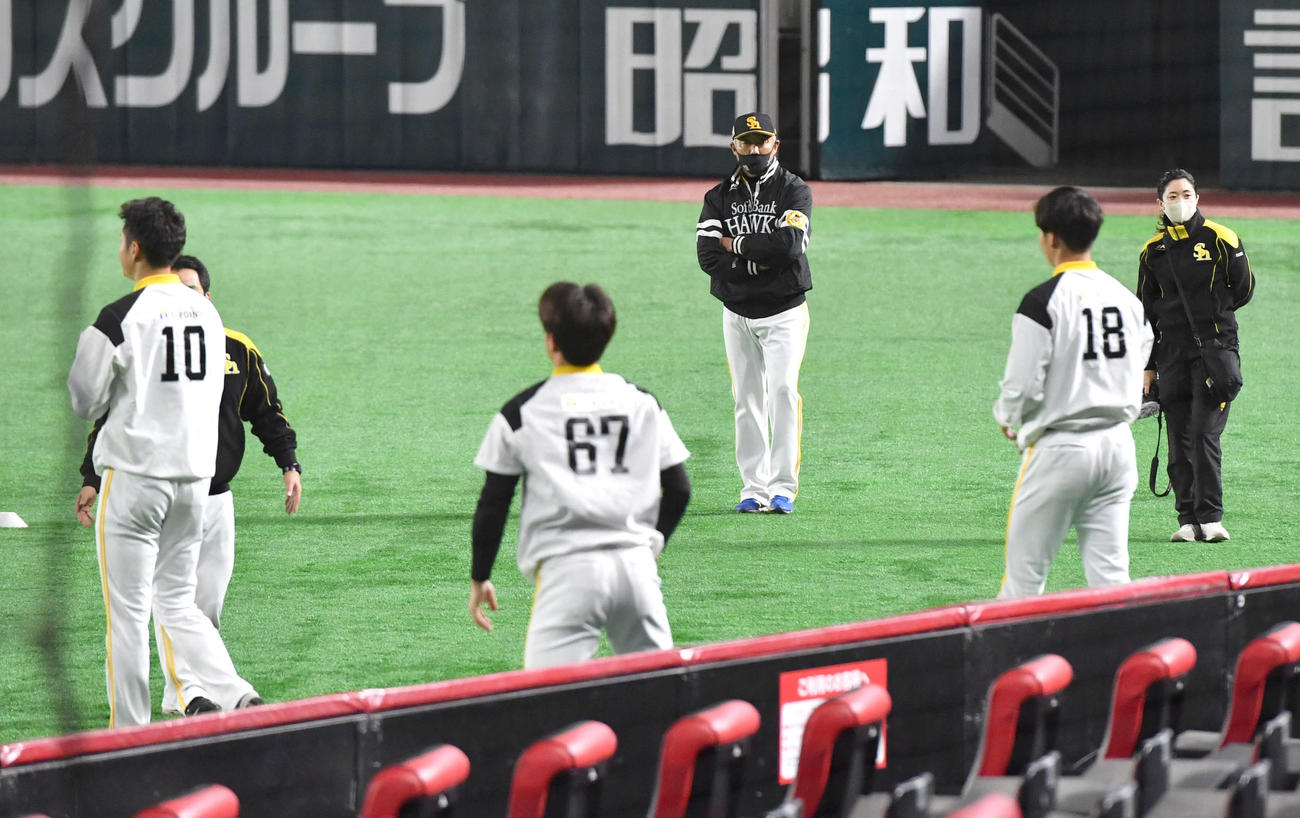 森山コーチ（中央）はウオーミングアップを行う（手前左から）大竹、笠谷、武田ら投手陣を見つめる（撮影・岩下翔太）