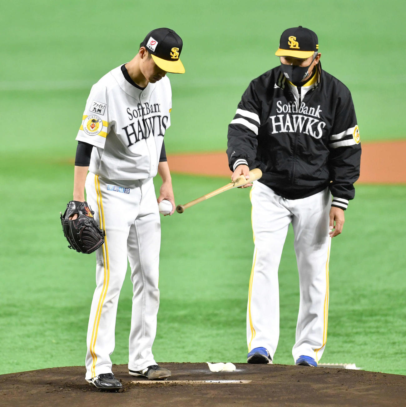 マウンドで大竹（左）と話す森山コーチ（撮影・岩下翔太）