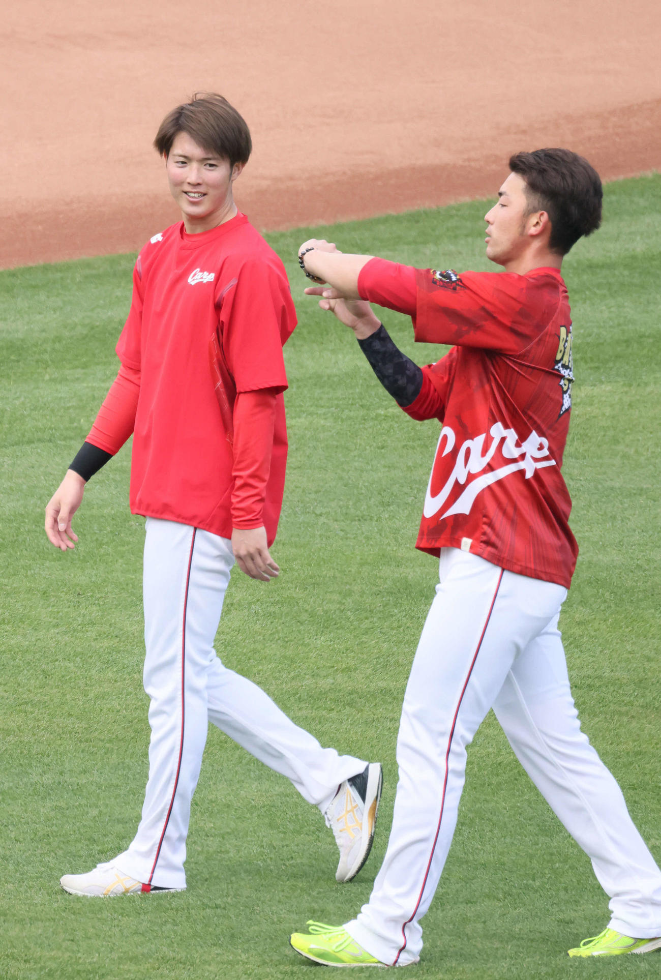 ダッシュの合間に談笑する広島森下（左）と中村祐太（撮影・加藤孝規）