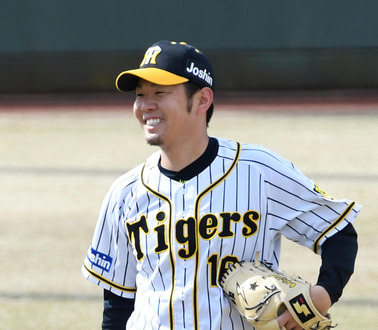 笑顔でキャッチボールを行う西勇（撮影・前岡正明）