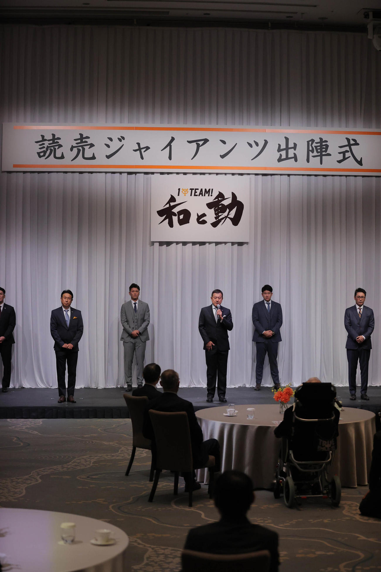 あいさつをする巨人原監督（中央）。左から宮本投手チーフコーチ、坂本、一人おいて菅野、元木ヘッドコーチ（代表撮影）