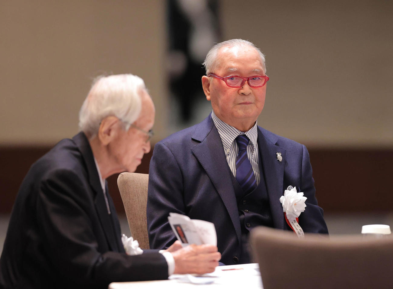 席に着く長嶋終身名誉監督（右）と渡辺主筆（代表撮影）
